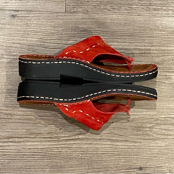 Minnetonka Women’s Size 6 Red Sandals Comfortable Leather Footwear - Picture 4 of 6